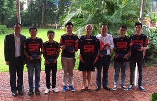 Tuyển CS:GO Việt Nam chụp ảnh cùng Đại sứ Thụy Điển trước khi du đấu