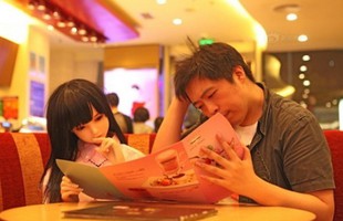 Kỳ lạ thanh niên lập trình game mua búp bê làm... con gái