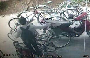 Chú nhóc phải viết bản tường trình vì lấy trộm đồ tại quán net