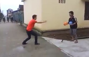 Hài hước với trò đùa "bắn súng" tại Việt Nam