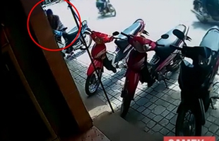 Trộm xe máy nhanh như chớp tại quán game Sài Gòn