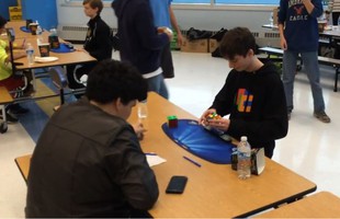 Siêu nhân 14 tuổi phá kỷ lục thế giới, chơi Rubik chưa đầy 5 giây