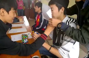Kinh ngạc trước thanh niên Việt xếp rubik siêu nhanh không cần nhìn