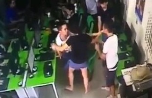 Chết cười mánh đối phó với khách 'đầu gấu' của quán game