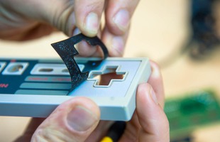 "Mổ bụng" tay cầm chơi game của huyền thoại Nintendo