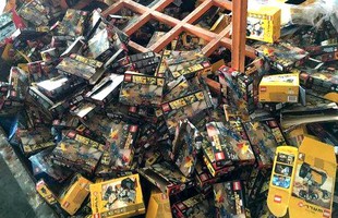 Xót xa hàng nghìn hộp đồ chơi Lego bị nghiền nát