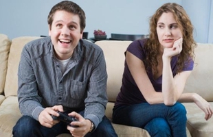 Mải chơi game quên gấu, bị giận dỗi phải chữa cháy thế nào?