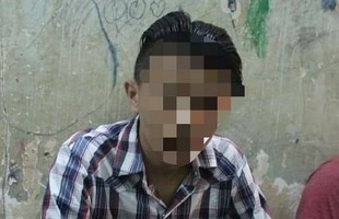 Lê lết bên đường vì bị chủ quán game chích roi điện