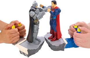 Trở về tuổi thơ dữ dội với bộ đồ chơi siêu anh hùng phong cách cực "ngố"