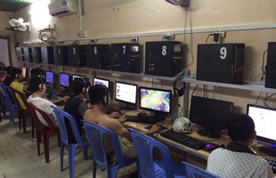 Quán net cỏ ghế nhựa vẫn có thể đông khách như thường