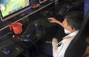 Thán phục với game thủ LMHT nhí 1 tay cân cả đấu trường công lý với niềm đam mê