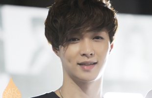 Ngày Valentine, ca sĩ nổi tiếng Trung Quốc vào quán Net chơi Liên Minh Huyền Thoại