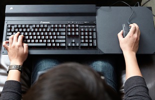 Corsair Lapdog - Bàn phím cơ đặt lên đùi cũng có thể chơi game thoải mái