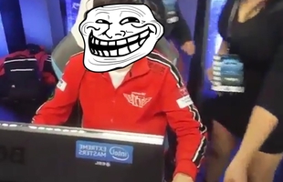 Liên Minh Huyền Thoại: Đây là hành động của Faker khi nhìn thấy.. gái xinh