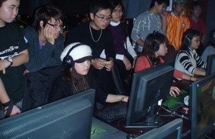 Lý do con gái chơi game ngoài hàng net luôn bị chú ý