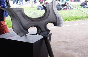 Riot giới thiệu vũ khí mới của Taric, gamer "ném đá" dữ dội vì giống Rìu của Trung Quốc?