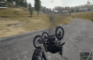 Lật xe trước mặt địch tưởng game over, anh chàng này đã chứng minh sự thật cuộc đời: Hay không bằng hên