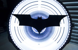 Chỉ với 7 triệu, bạn có thể sở hữu một chiếc Bat Signal Mini để "triệu tập" Batman của riêng mình đấy