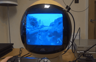 Chán TV màn hình phẳng 4K, thanh niên thừa thời gian chơi game bằng TV đen trắng nhìn như phim viễn tưởng