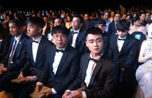 Vừa đại phá GAM xong, Young Generation lịch lãm như "trai Hàn" tham dự gala Wechoice Awards 2017, chụp chung với cả Đức Phúc