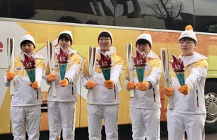 Các thành viên KT Rolster trông cực chất khi rước đuốc cho thế vận hội Olympic mùa Đông 2018