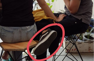 Được hỏi chỗ mua giày giống chàng trai trong ảnh, nhưng dân mạng chỉ chú ý "bàn tay lạ lùng" của cô gái ngồi cạnh