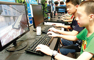Nóng giận khi chơi game online, cậu nhóc 15 tuổi dùng dao đe dọa mẹ ruột