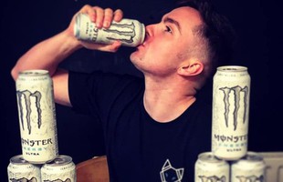 Đều đặn uống 10 lon nước tăng lực mỗi ngày, nam thanh niên đột ngột bị lên cơn đau tim phải nhập viện cấp cứu