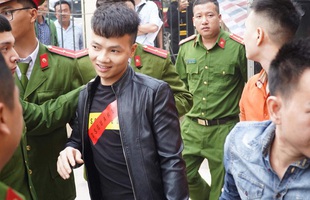 Khá Bảnh cười tươi vẫy tay chào mọi người khi vừa bước xuống xe thùng đến phiên xét xử