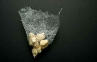 Bị cảnh sát phát hiện ma túy trong xe, tài xế khẳng định "gió thổi vào đấy!"