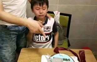 Nỗi ám ảnh "đi học" chạy theo đến tận tiệc sinh nhật, cậu bé khóc òa sợ sệt khi nhìn thấy bánh kem gắn đầy sách giáo khoa