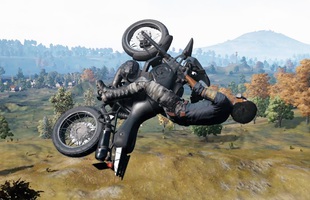 Cuồng PUBG, anh chàng game thủ vác xe máy ra "đổ đèo" trên lan can cầu khiến nhiều người rùng mình