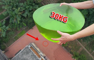 Học bà Tân Vlog, NTN nấu "thạch siêu to khổng lồ" nặng 30kg, rồi lại tiếp tục mang thả từ trên cao xuống khiến nhiều người phẫn nộ