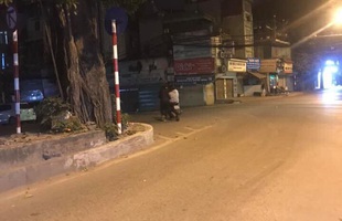 Hết xăng lúc nửa đêm, chàng trai khốn khổ phải dắt bộ cả xe thêm cô bạn gái ngồi "ưỡn ẹo" không chịu xuống