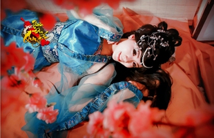 Hot girl Việt Linh Miu quyến rũ trong bộ cosplay kiếm hiệp