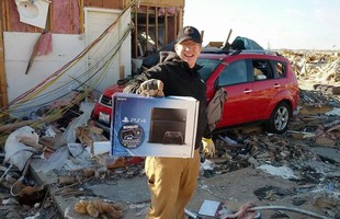 Lốc đánh sập nhà, vẫn hớn hở vì... PS4 còn nguyên vẹn