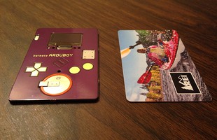 Ấn tượng với máy chơi game chỉ nhỏ bằng... card visit