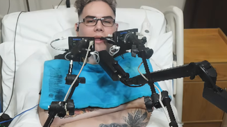 Gặp tai nạn bị liệt tứ chi, nam game thủ vẫn "bắn" Call of Duty cực đỉnh khiến người xem trầm trồ