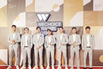 Khi thi đấu vừa căng vừa gắt là thế, nhưng lúc dự WeChoice Awards thì Team Flash lại bảnh bao, lịch lãm "hết phần người khác" như thế này đây!