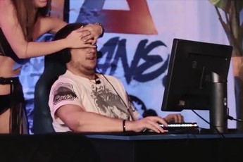 CS:GO - Bó tay với game show Đông Âu, thuê vũ công nhạy cảm làm tuyển thủ phân tâm không aim nổi