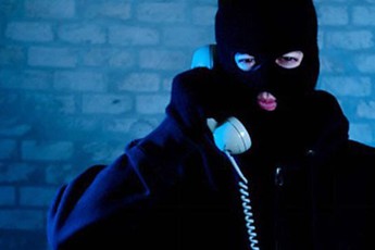 Bế tắc vì không có người xem, Youtuber giả làm cướp, chĩa súng vào mẹ ruột để câu view