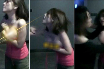Đang ngồi chơi net, game thủ xinh đẹp bất ngờ bị nữ nhân lạ mặt "combat", xé rách quần áo