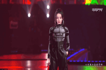 Địch Lệ Nhiệt Ba hot nhất đêm nay: Sexy ngút ngàn dù kín từ đầu tới chân, lấn át cả Dương Siêu Việt và Vương Nhất Bác