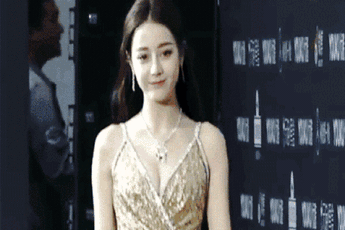 8 lần mỹ nhân Cbiz gây xôn xao vì khoe vòng 1 "bức thở": Dương Mịch khủng nhưng lép vế vì Nhiệt Ba, Na Trát gượng gạo tại Hàn Quốc