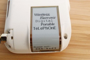 Chán smartphone, cô nàng tự chế một chiếc điện thoại di động quay số cực kỳ hoài cổ