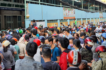 Ảnh: Vạ vật xếp hàng dài cả cây số từ sáng sớm để mua khẩu trang vẫn không được, người Sài Gòn ngán ngẩm ra về