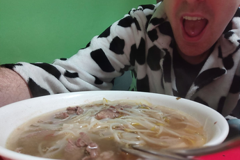 Đăng ảnh khoe 'phở nhà nấu', Cowsep bị fan Việt 'troll sấp mặt' chỉ vì bát phở... không hành