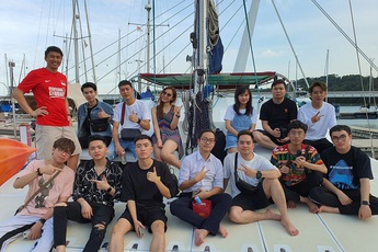 "Xịn sò" như Team Flash, cả team đi Singapore du lịch còn thuê hẳn du thuyền để tham quan "sương sương"