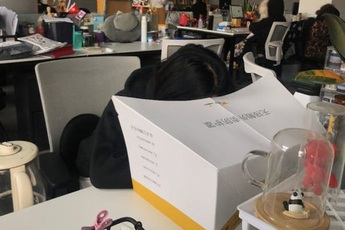 Người Trung Quốc dùng “khiên giấy” để ăn uống an toàn trong mùa dịch Covid-19