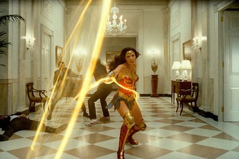 Lộ ảnh 2 phản diện "Wonder Woman 1984" đụng độ, Warner Bros mạo hiểm ứng phó mùa dịch bằng lựa chọn ai cũng bất ngờ?